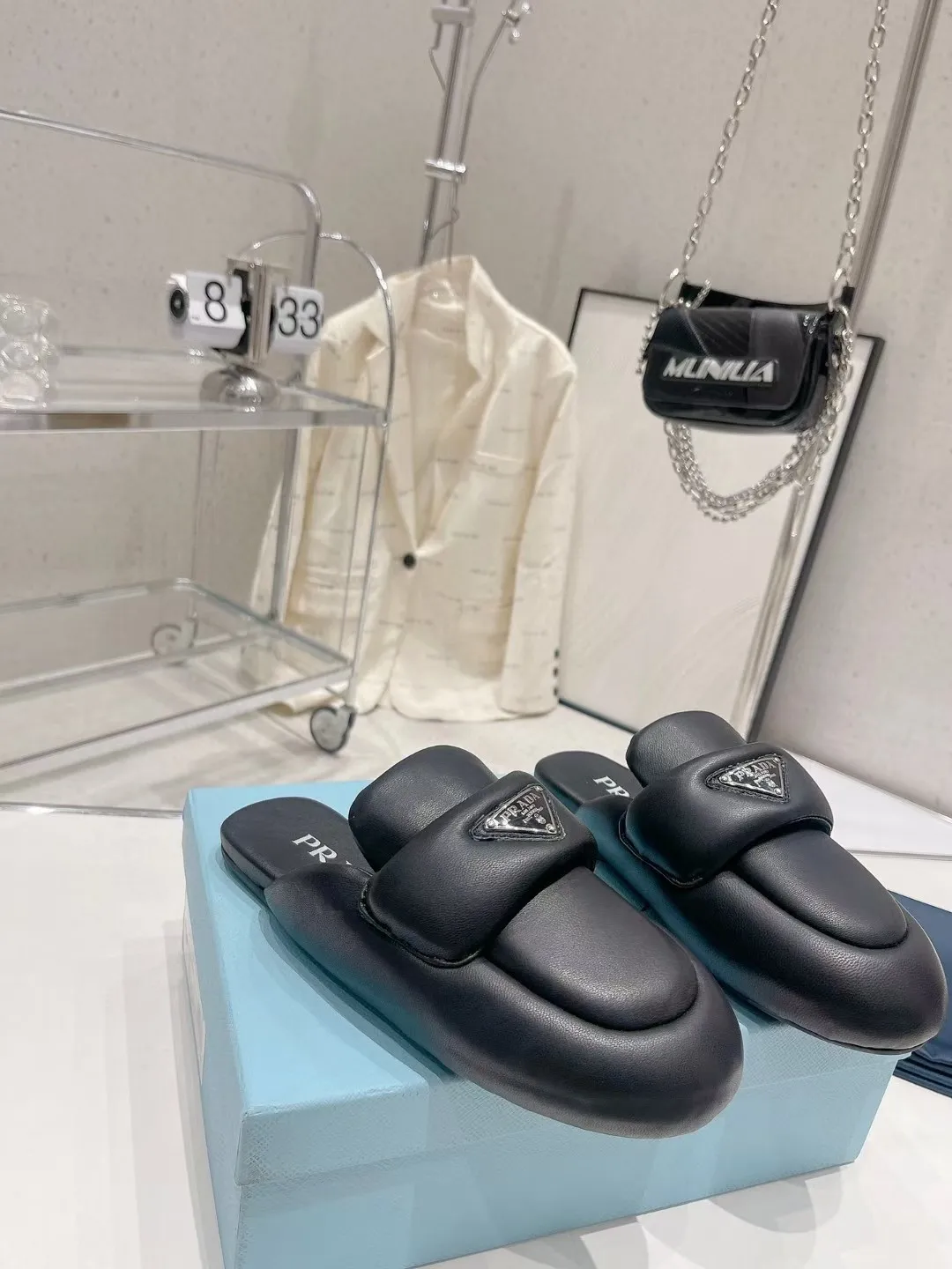 👟👟Ex-factory price 480👟👟Prada Bread Slippers💕The new 2023 Mules are very convenient to wear. You don’t need to bend down or tie your shoes when you go out to change shoes. You can just put them on and go. They can be worn in spring, summer and autumn. This pair of mules is made of rubber foam soles and is very lightweight. The iconic enamel triangle logo of Prada is also very recognizable and versatile. I never expected that Prada would produce such cute shoes. This shows how popular bread shoes are! Material: Imported mixed sheepskin Code number: 35-41